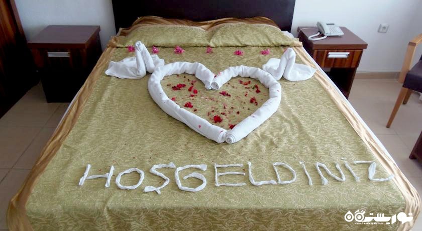 تخت بزرگ اتاق دلوکس دبل